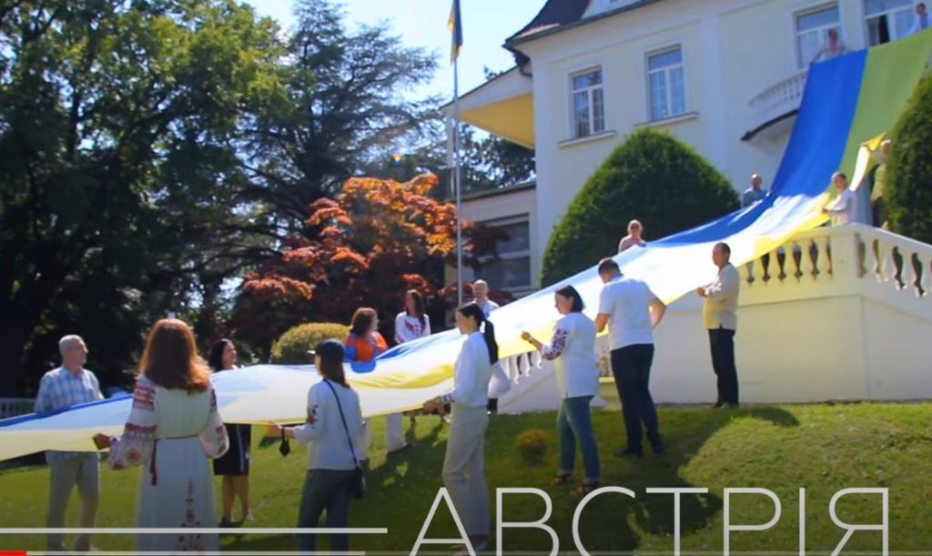 Украинцы в разных странах мира подняли сегодня Государственные Флаги (ВИДЕО) 1