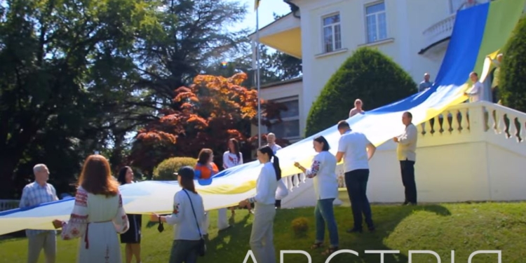 Украинцы в разных странах мира подняли сегодня Государственные Флаги (ВИДЕО)