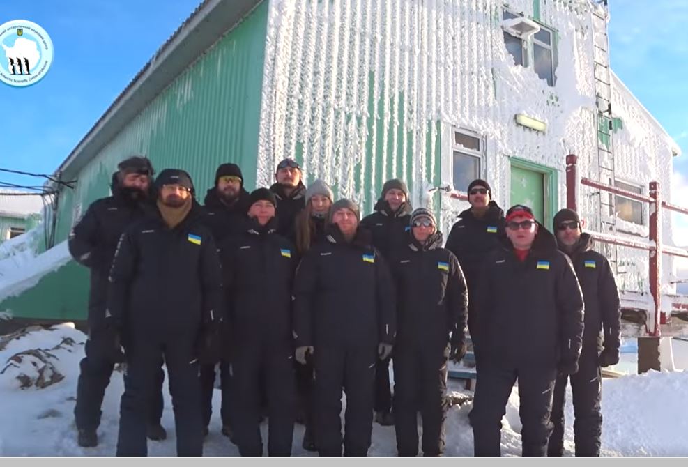 Из холодной Антарктиды - теплые поздравления Украине (ВИДЕО) 1