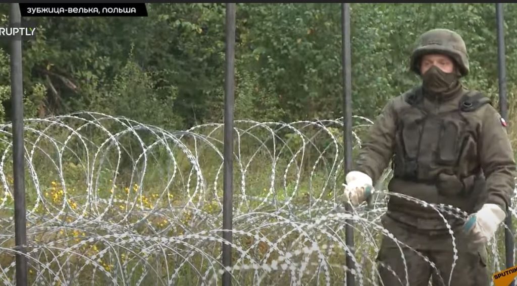 Польша отгораживается от Беларуси колючей проволокой, но новый забор уничтожают недовольные (ВИДЕО) 1