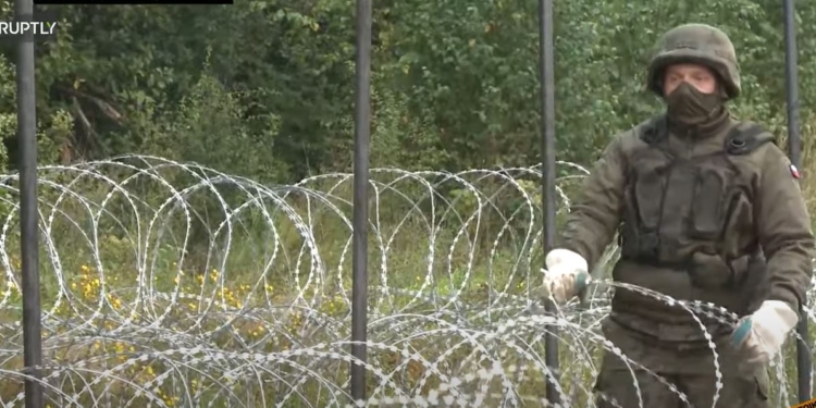 Польша отгораживается от Беларуси колючей проволокой, но новый забор уничтожают недовольные (ВИДЕО)