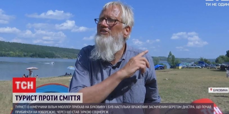 Немецкий пенсионер приехал на Буковину и решил очистить берег Днестра. Чистит уже неделю (ВИДЕО)