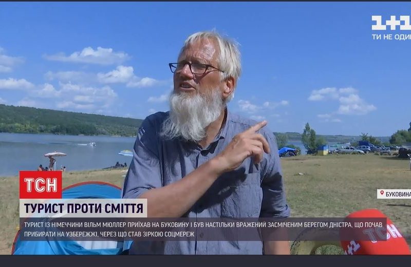 Немецкий пенсионер приехал на Буковину и решил очистить берег Днестра. Чистит уже неделю (ВИДЕО)
