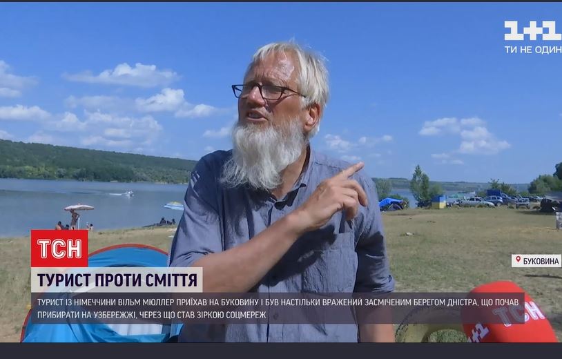 Немецкий пенсионер приехал на Буковину и решил очистить берег Днестра. Чистит уже неделю (ВИДЕО) 1