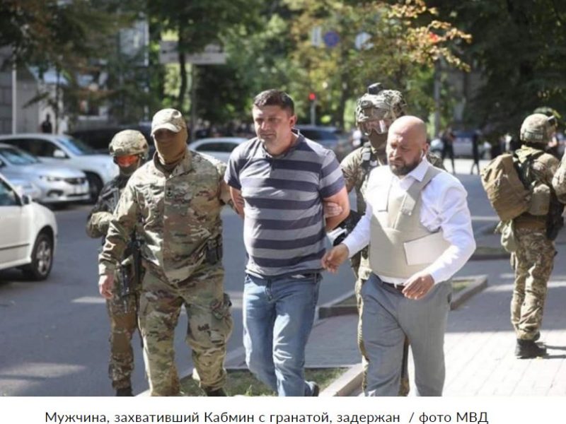Захвативший Кабмин ветеран был дважды ранен, – глава Нацполиции (ВИДЕО)