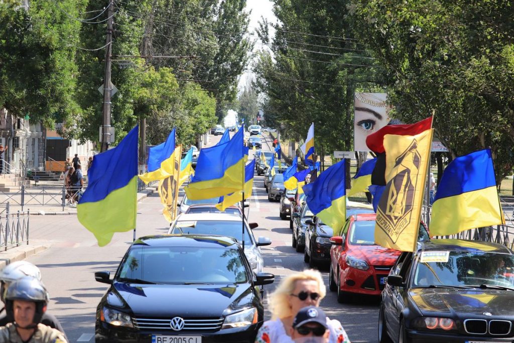 В Николаеве прошел масштабный автопробег ко Дню Флага Украины (ФОТО) 27