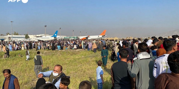 Хаос в аэропорту Кабула: тысячи люди  пытаются бежать из Афганистана, некоторые цепляются за шасси самолетов (ВИДЕО)