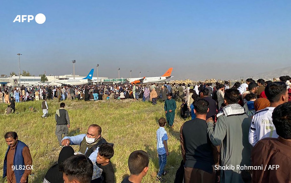 Хаос в аэропорту Кабула: тысячи люди пытаются бежать из Афганистана, некоторые цепляются за шасси самолетов (ВИДЕО) 1