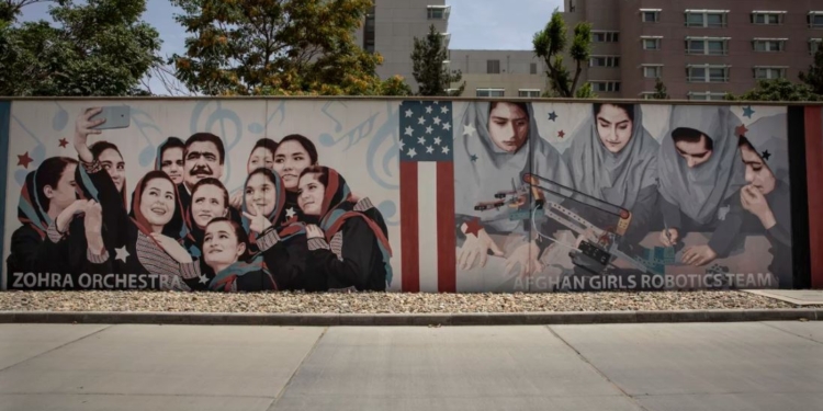 США сдают Афганистан талибам, сотрудникам посольства приказали уничтожить документы