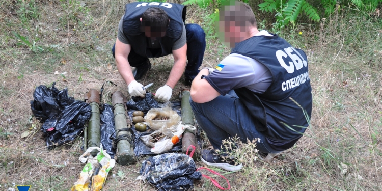 В Николаеве, Киевской и Луганской областях обнаружили тайники с гранатами и минами (ФОТО)