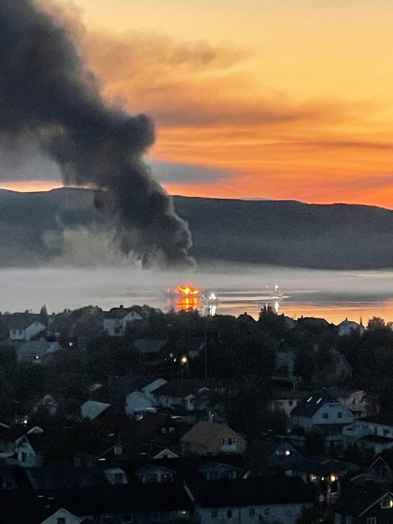 В Норвегии горит российский траулер, тушить его отказались - пусть догорит (ФОТО) 6