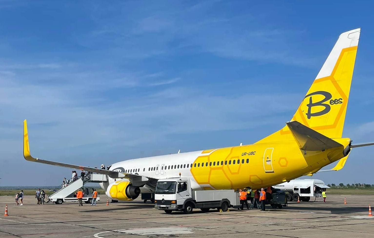 Будет летать в Анталию и Тбилиси. Bees Airline приземлилась в Николаеве (ВИДЕО)
