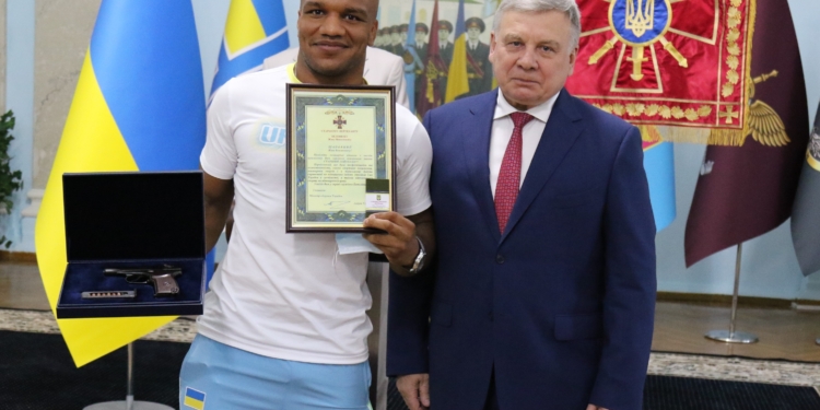 Олимпийский чемпион Жан Беленюк стал старшим лейтенантом и получил пистолет ПМ (ФОТО)