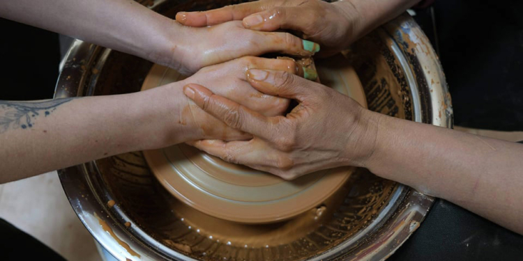 В Николаеве будут бесплатно учить гончарству матерей-одиночек
