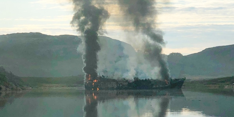 В Норвегии горит российский траулер, тушить его отказались – пусть догорит (ФОТО)