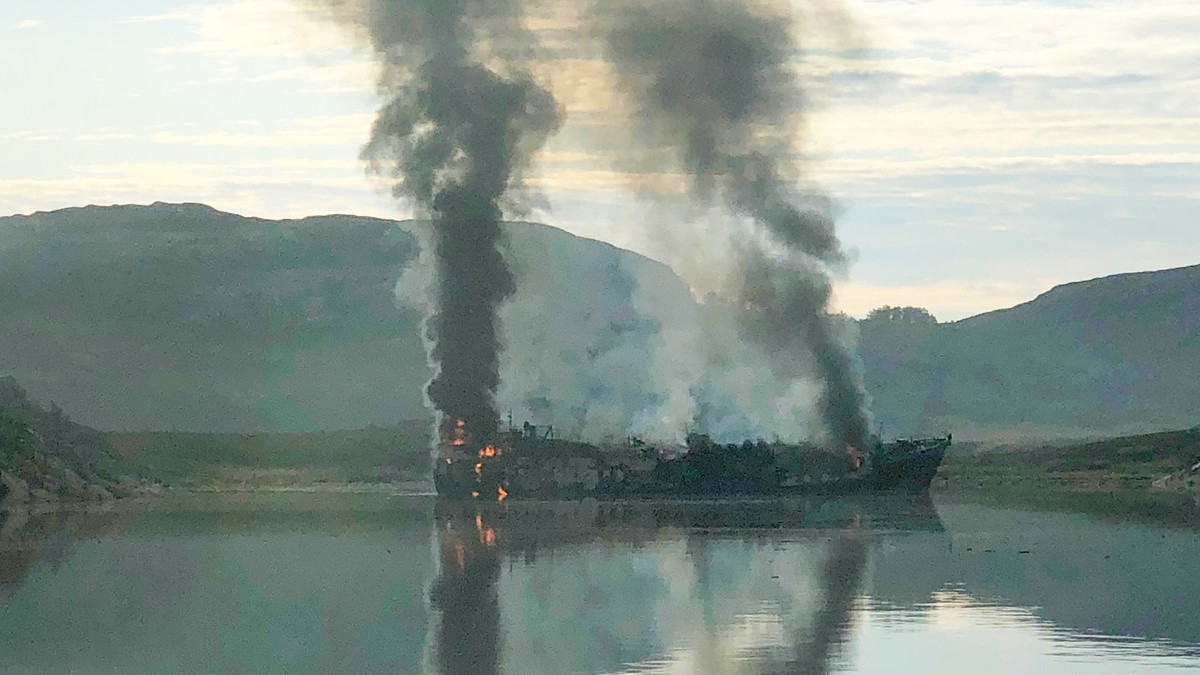 В Норвегии горит российский траулер, тушить его отказались – пусть догорит (ФОТО)