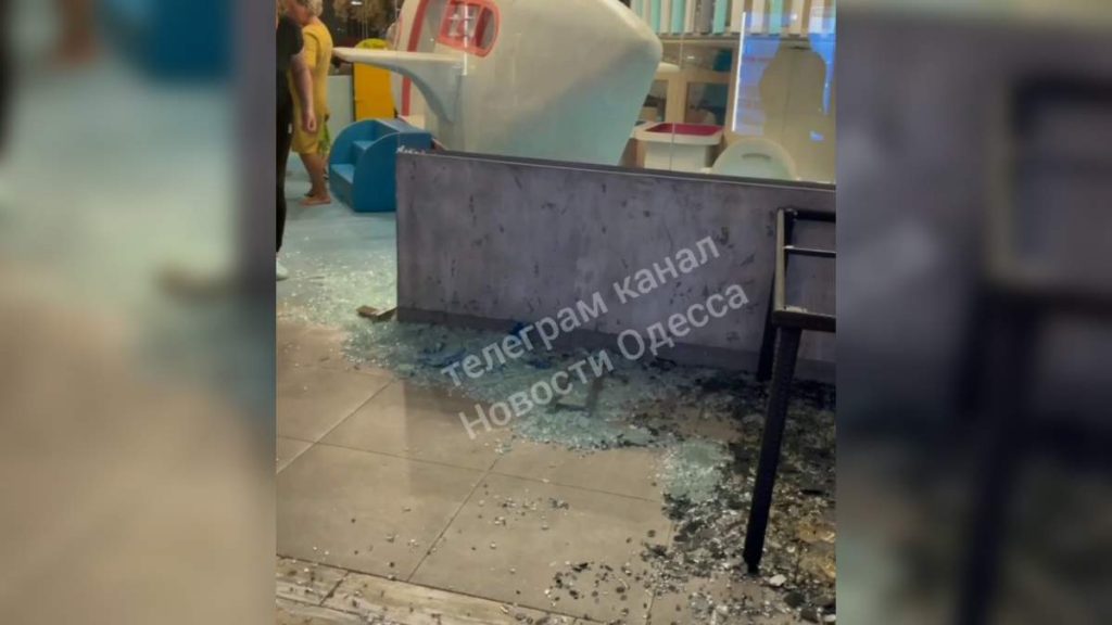 В Одессе на ребенка в ресторане упали стеклянные двери, администрация в инциденте винит ребенка (ВИДЕО) 1