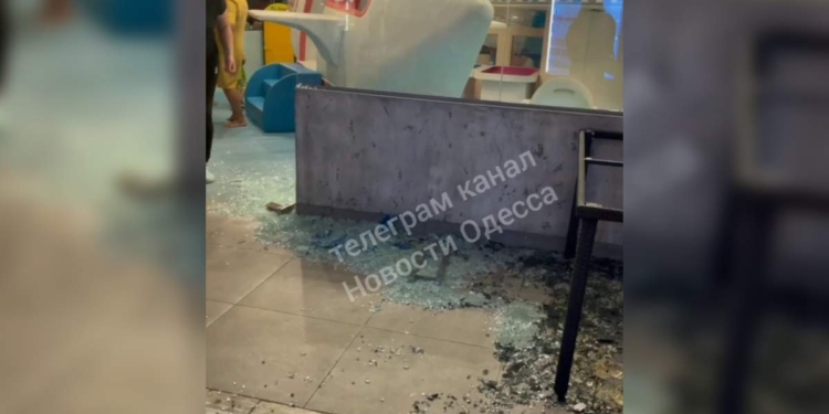 В Одессе на ребенка в ресторане упали стеклянные двери, администрация в инциденте винит ребенка (ВИДЕО)