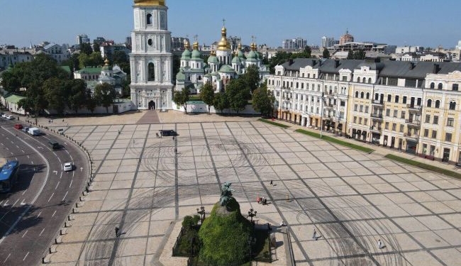 Дрифт без разрешения: съемки рекламного ролика с участием Alyona Alyona на Софийской площади  вызвали скандал (ВИДЕО)