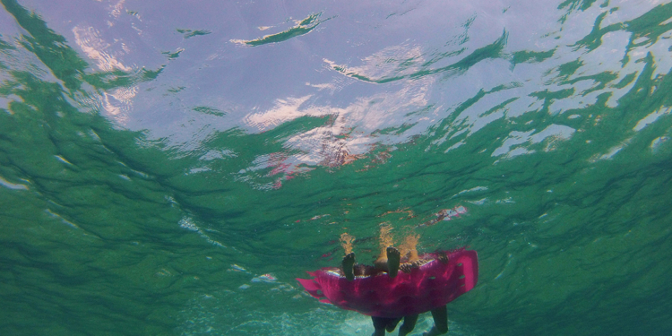 В Кирилловке туристов на надувном матрасе унесло в открытое море