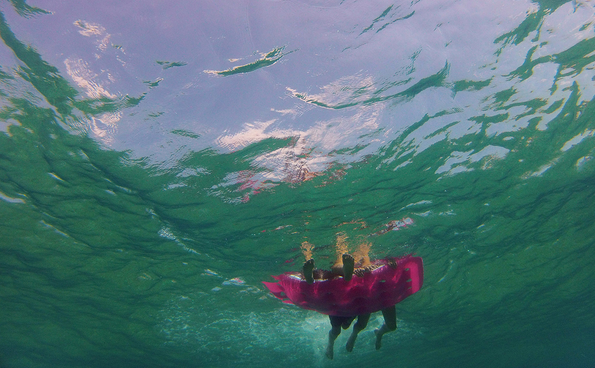 В Кирилловке туристов на надувном матрасе унесло в открытое море