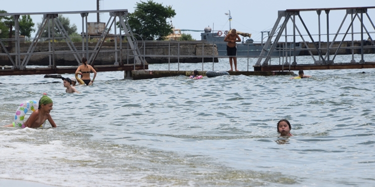 В Очакове мужчина прыгнул с пирса и сломал шею