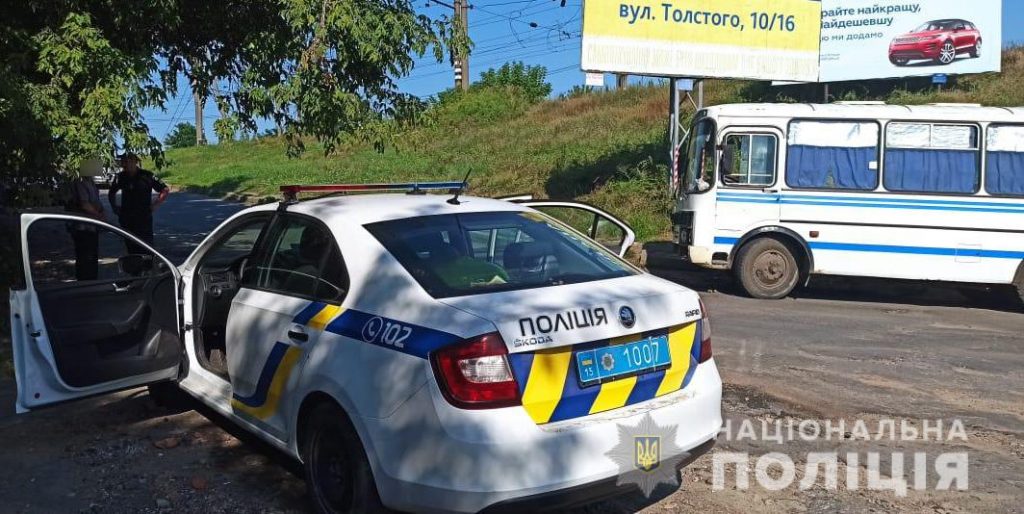 Странное ДТП в Первомайске - автобус наскочил на бордюр, 3 человека в больнице (ФОТО) 1