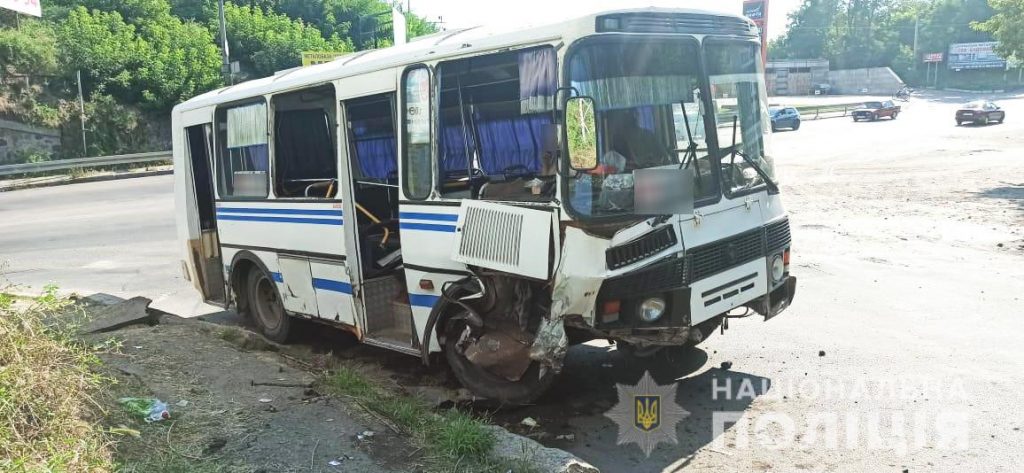 Странное ДТП в Первомайске - автобус наскочил на бордюр, 3 человека в больнице (ФОТО) 3
