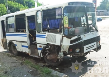 Странное ДТП в Первомайске – автобус наскочил на бордюр, 3 человека в больнице (ФОТО)