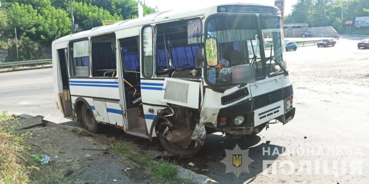 Странное ДТП в Первомайске – автобус наскочил на бордюр, 3 человека в больнице (ФОТО)