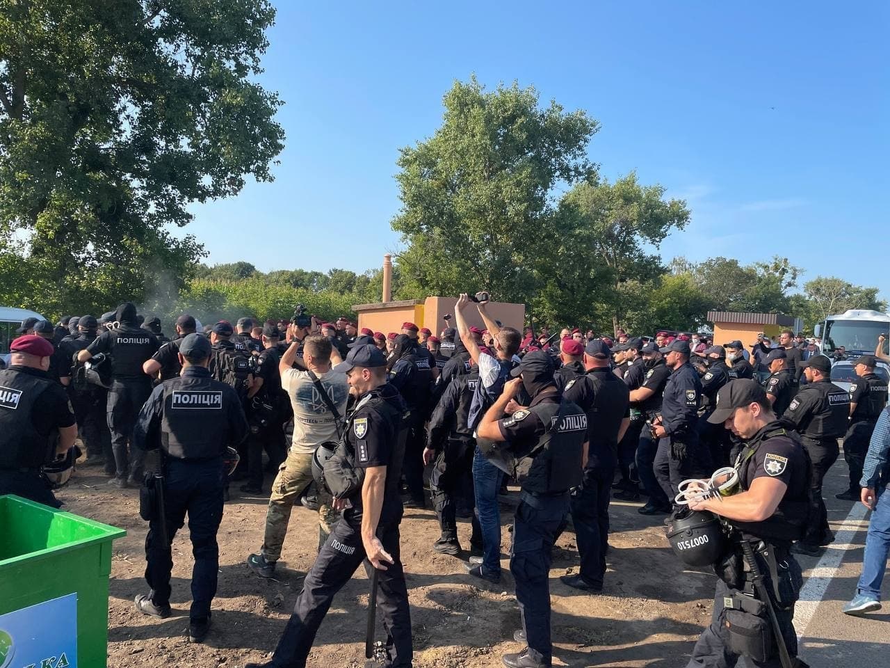 Ветераны хотели задать Зеленскому пару вопросов – их в автозаке увезли в райотдел (ФОТО, ВИДЕО)