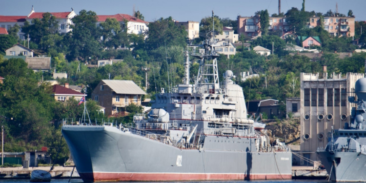 На захваченном в Крыму БДК “Константин Ольшанский” подняли флаг и гюйс ВМФ РФ – хотят включить в состав флота под безымянным номером (ФОТО)