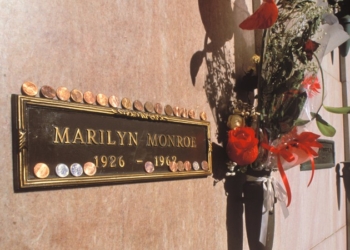 Американская семья продает неиспользуемый склеп рядом  с могилой Монро за $2 млн.