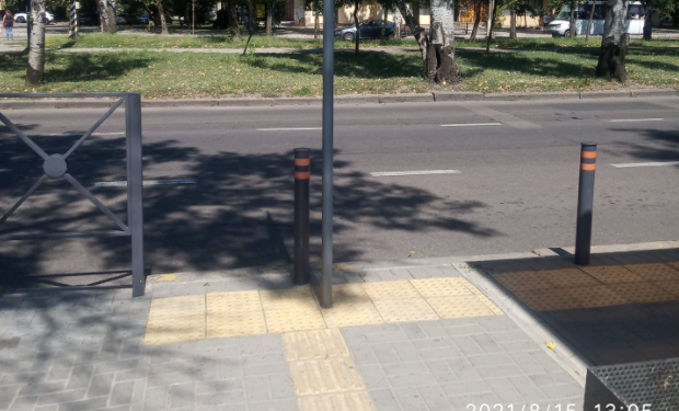 Столб посреди перехода для слепых, – в Николаеве одним фото объяснили качество работы Департамента ЖКХ