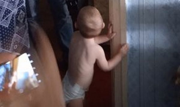 В райцентре Николаевской области неадекватный мужчина угрожал выбросить годовалого ребенка с балкона третьего этажа (ФОТО)