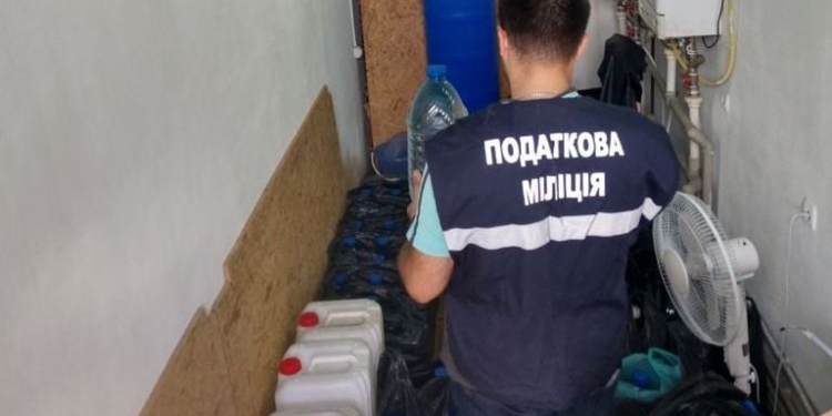В Николаеве налоговая милиция нашла «схрон» с незаконным алкоголем и сигаретами (ФОТО)