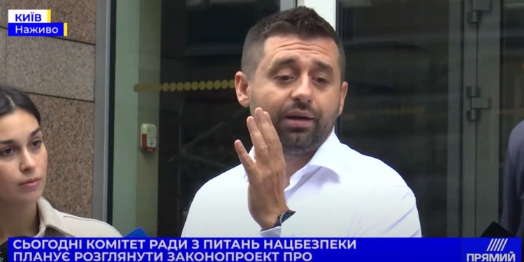 “Будем разговаривать”. Арахамия заявил о недовольстве “неколлегиальным поведением” Разумкова (ВИДЕО)