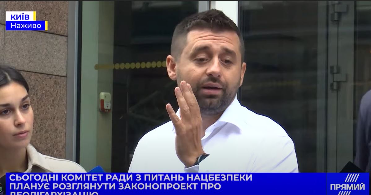 “Будем разговаривать”. Арахамия заявил о недовольстве “неколлегиальным поведением” Разумкова (ВИДЕО)