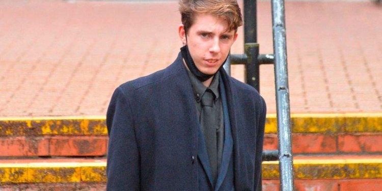 Судья приговорил парня, увлекшегося нацизмом, к чтению классической литературы – экзамен примет лично