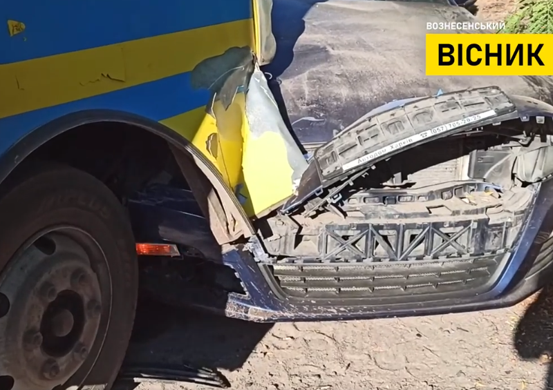 Мэр Вознесенска на своем Volkswagen врезался в рейсовый автобус (ВИДЕО)