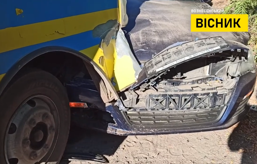 Мэр Вознесенска на своем Volkswagen врезался в рейсовый автобус (ВИДЕО) 1