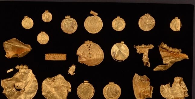 Почти 1 кг золотых изделий: мужчина в Дании нашел необычный клад