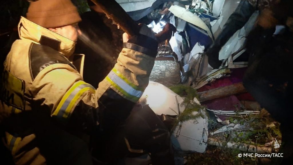 Крушение пассажирского самолета в России: четверо погибли, еще четверо - в тяжелом состоянии 1