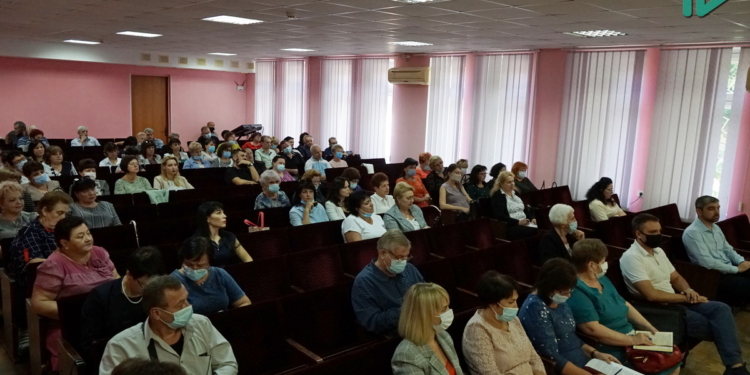 «Издайте приказ» и «Коллектив напуган»: директора школ Николаева с низким процентом вакцинации от COVID-19 пообщались с заммэра (ВИДЕО)