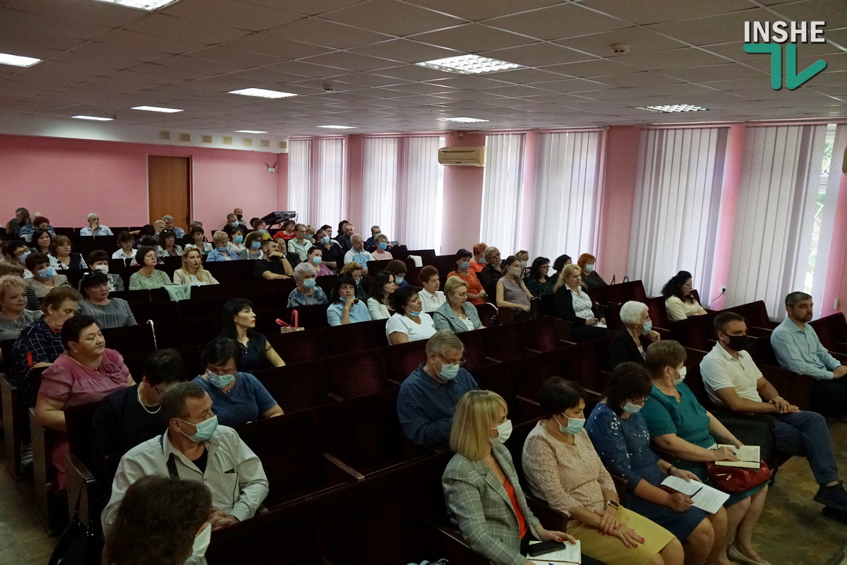 «Издайте приказ» и «Коллектив напуган»: директора школ Николаева с низким процентом вакцинации от COVID-19 пообщались с заммэра (ВИДЕО)