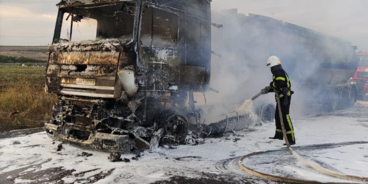 Пожары 2 авто за сутки ликвидировали николаевские спасатели