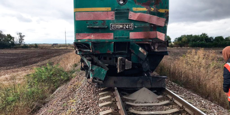 В Николаевской области на ж/д переезде столкнулись локомотив и КрАЗ. Водитель грузовика погиб (ФОТО)