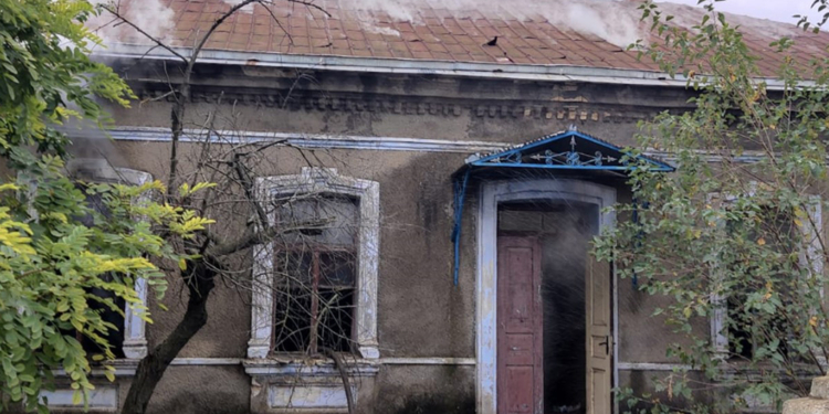 В Баштанском районе тушили брошенный жилой дом