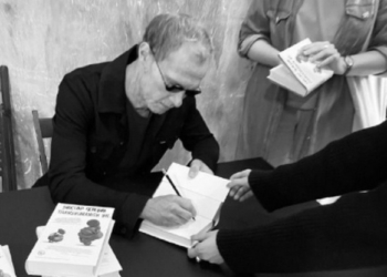 В Москве мужчина, выдающий себя за писателя Виктора Пелевина, раздавал автографы в одном из подвалов