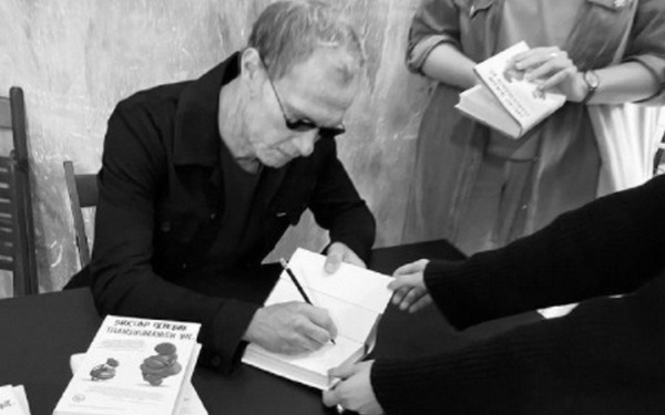 В Москве мужчина, выдающий себя за писателя Виктора Пелевина, раздавал автографы в одном из подвалов